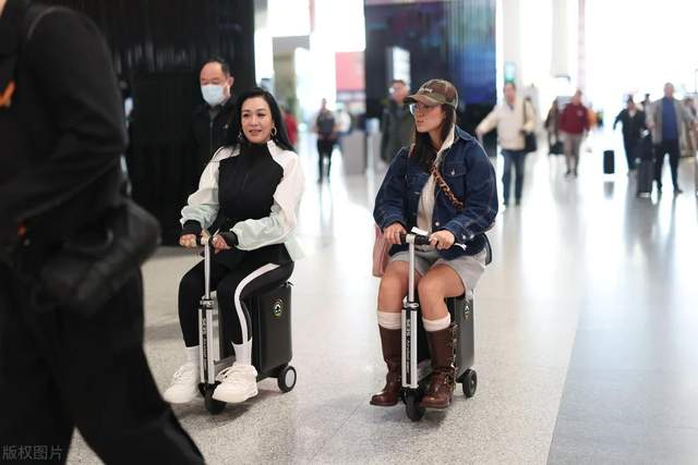 54岁钟丽缇机场索吻张伦硕,全程配合好宠溺!同行大女儿童心未泯