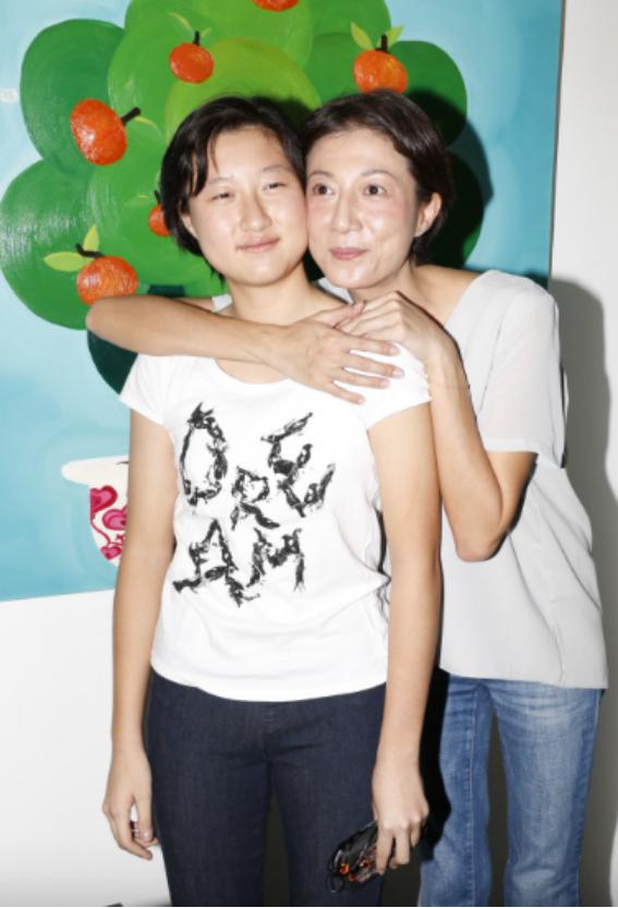 香港知名女星意外受伤，差点伤及眼球，因女儿与同性结婚反目7年