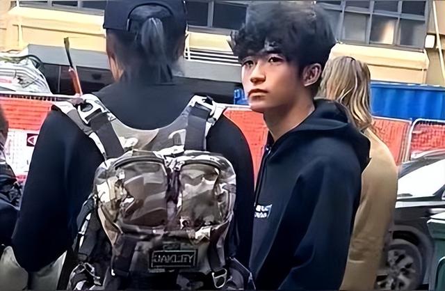 何超琼金装“空降”谢霆锋演唱会！赌王千金搂谢贤旧爱笑出褶