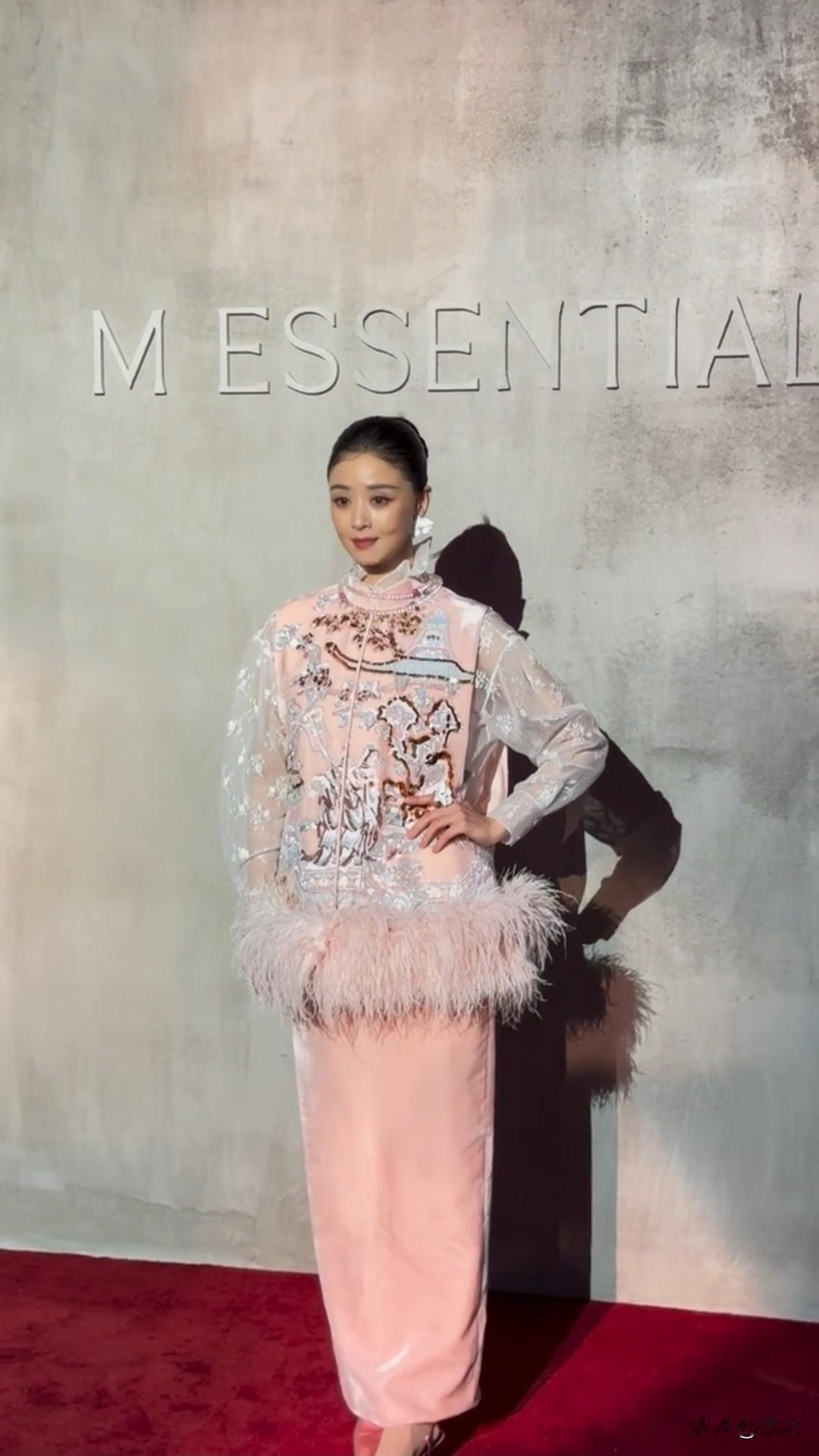 42岁蒋欣活动穿搭：新中式上衣+半身裙，皮肤紧致，瘦身后更美了