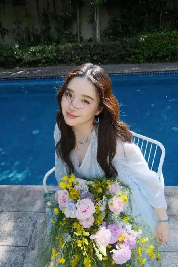 阚清子摘除恋爱脑后官宣怀孕，一墙的爱马仕包包足显实力和幸福