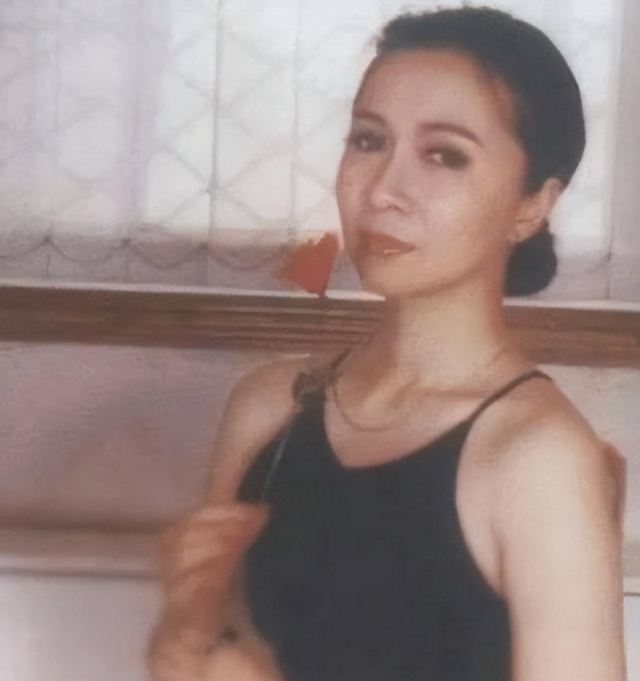 原来他就是蔡明儿子，年近40未婚未育，是蔡明的骄傲也是“遗憾”