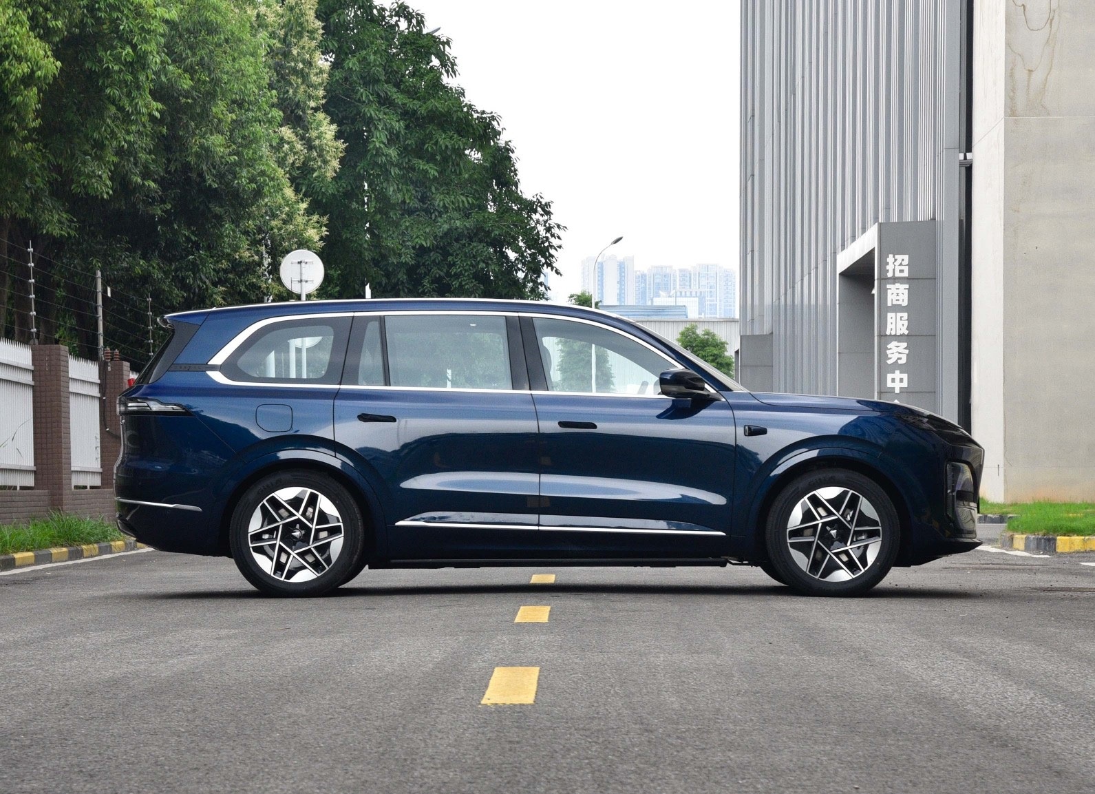 深蓝全新大型SUV上市，不足24万起可选增程/纯电动力，车长超5米2