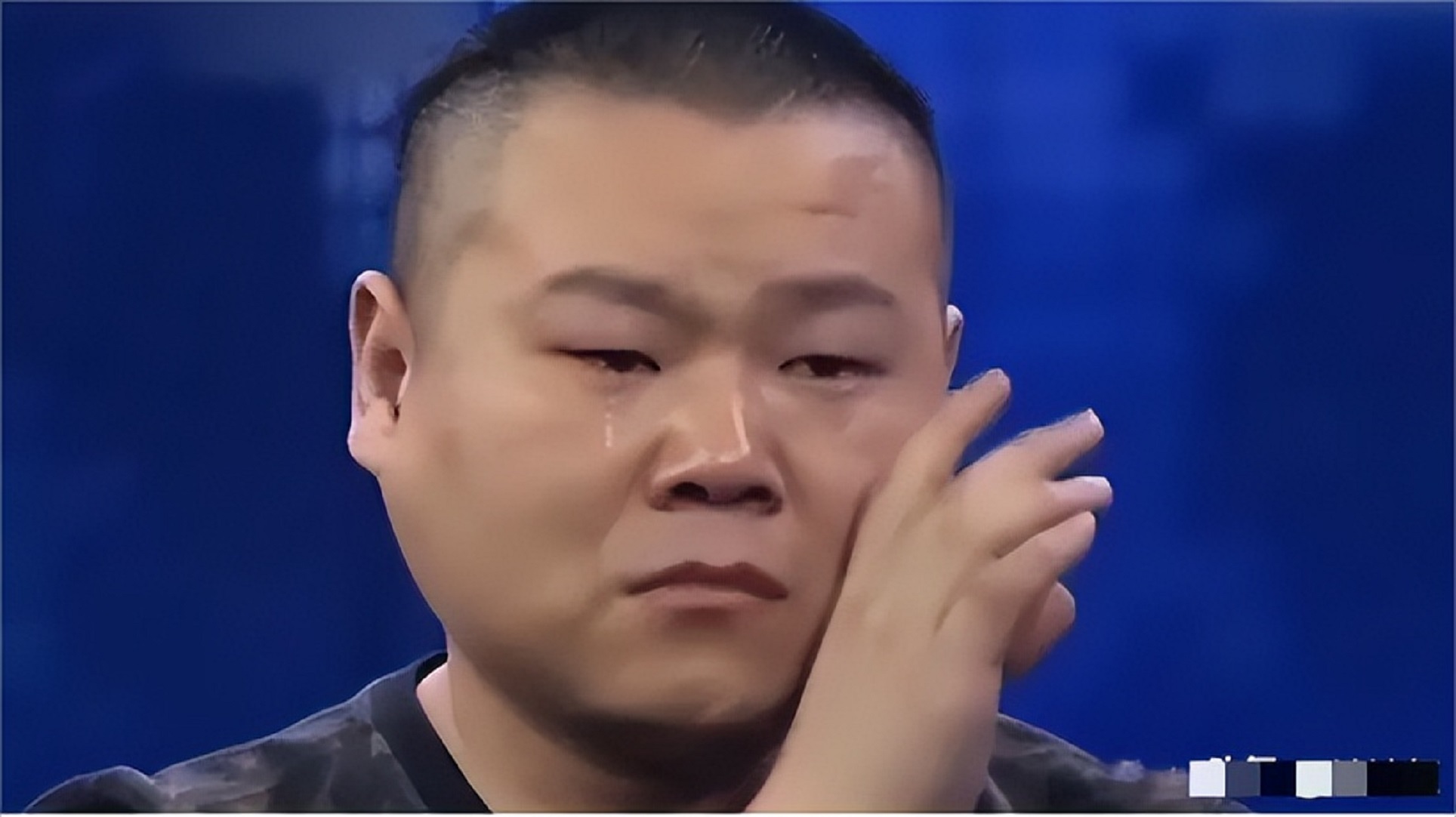 钱再多有什么用？官媒出手揭岳云鹏夫妇真实现状，走上于谦的老路