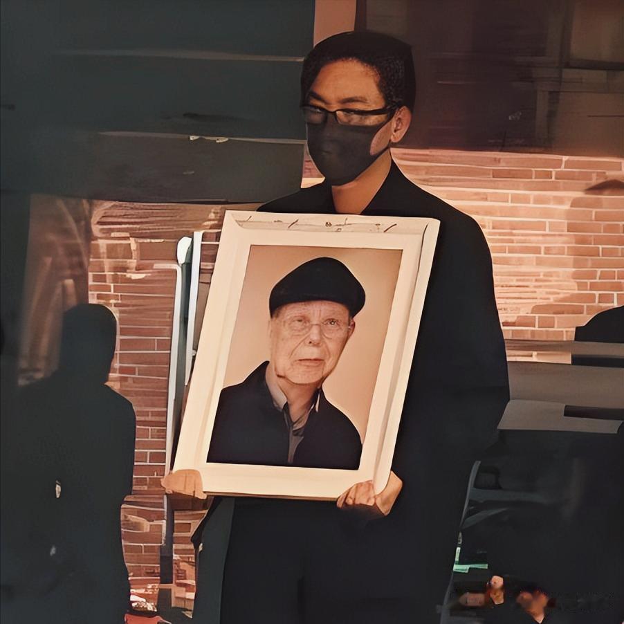 马国明父亲出殡:汤洛雯灵堂上的一个动作,撕开豪门遮羞布