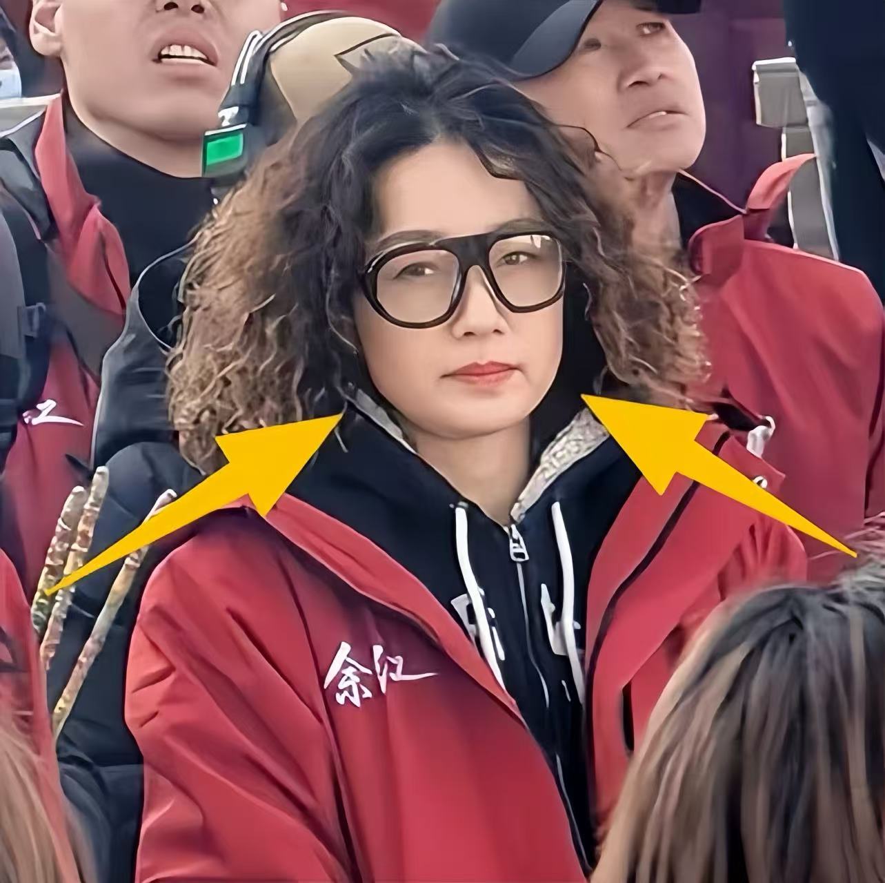 马伊琍山西拍戏被偶遇！皮松肉垮脸颊发腮，一头羊毛卷土到认不出