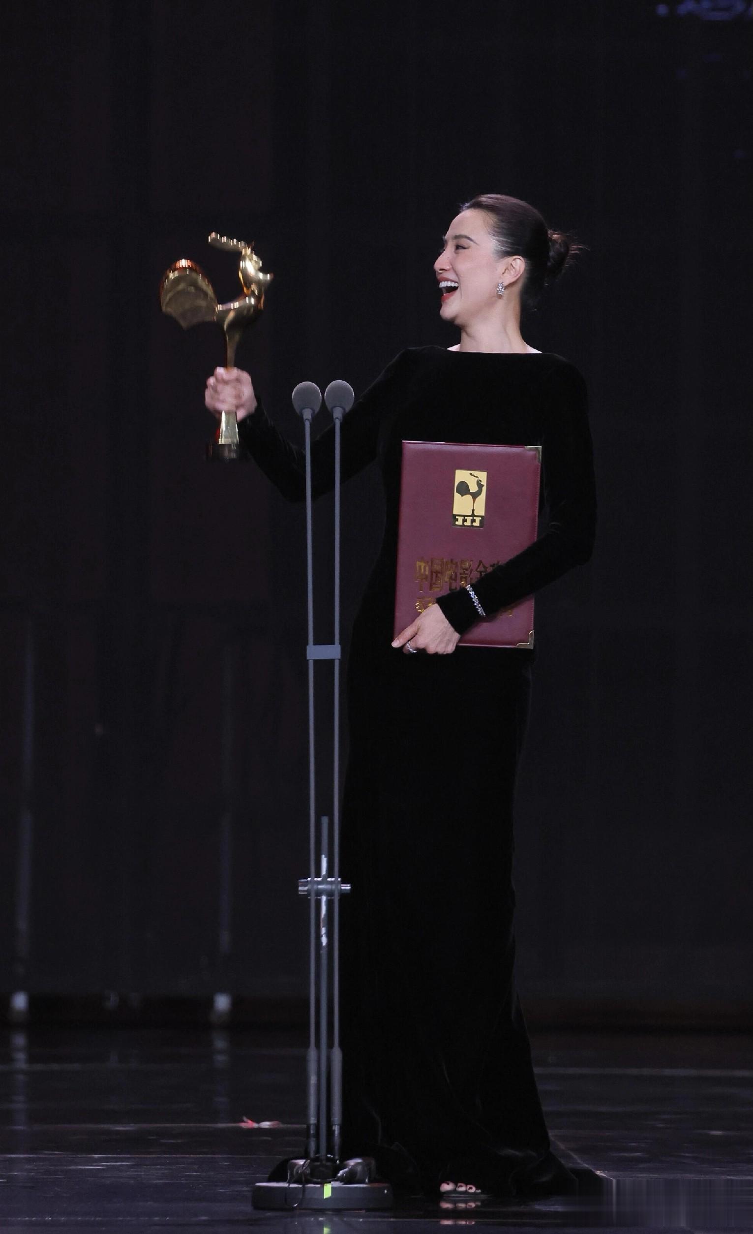 宋佳凭借《好东西》二封金鸡奖最佳女主角，颁奖典礼笑得好开心