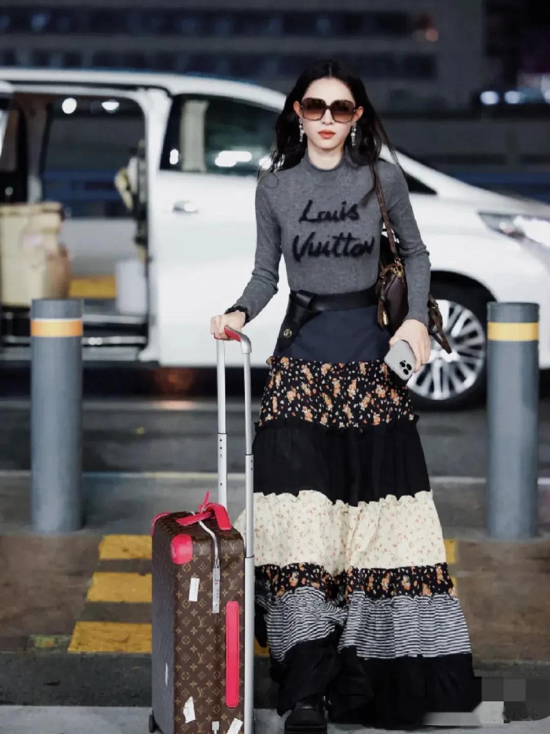 上海机场偶遇当红顶流女明星，五官真的非常的立体，眼睛好大好美