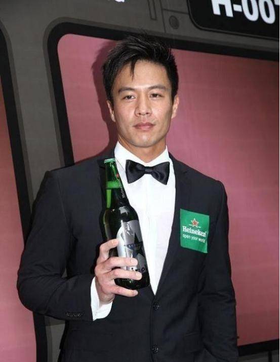 48岁安志杰新造型引热议：行走荷尔蒙硬汉男神