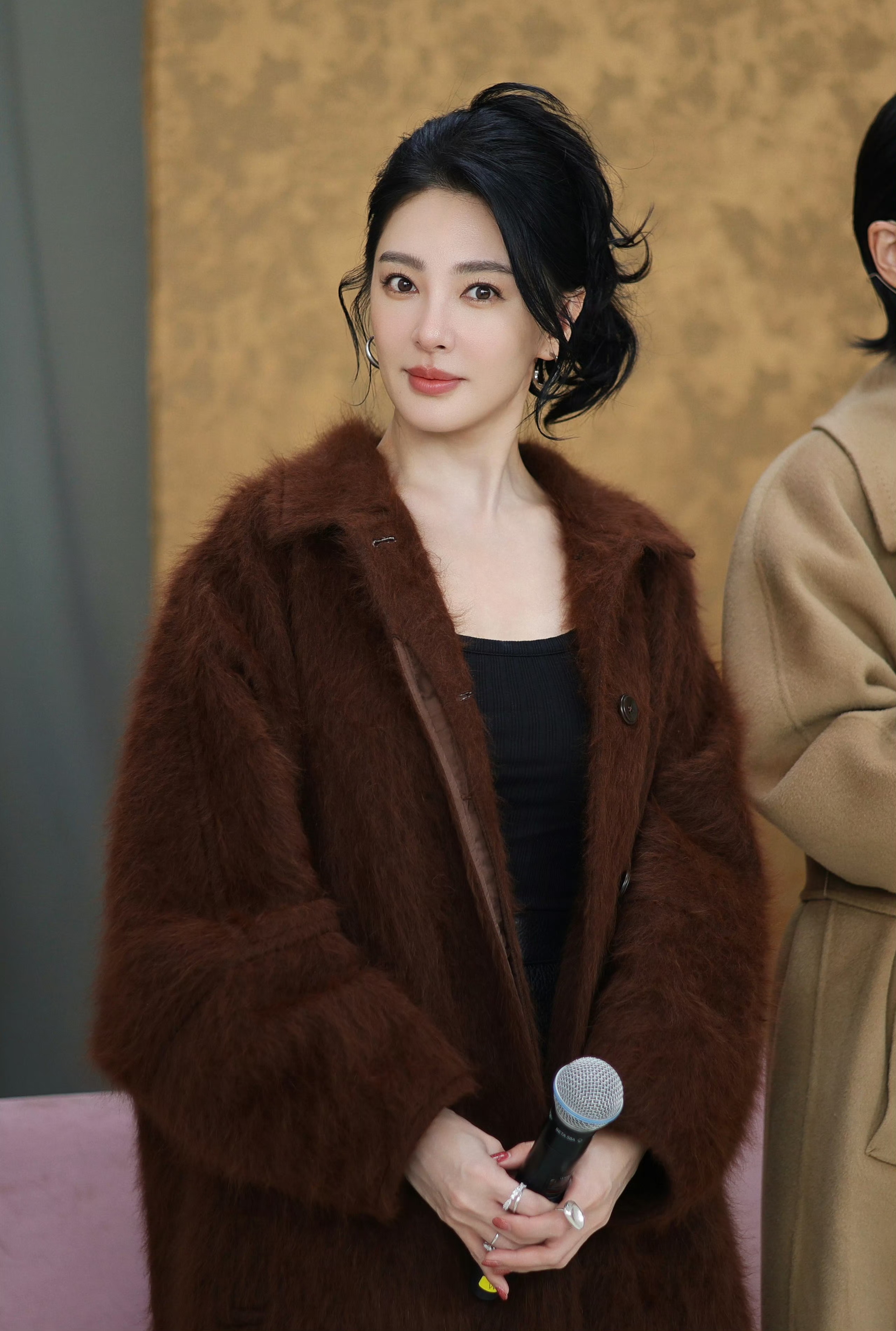 张雨绮，皮草露大长腿，又辣又甜