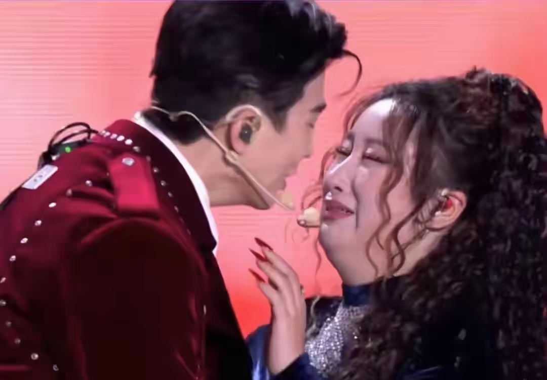 甜炸了!李川跨年舞台求婚锤娜丽莎,两人哭成泪人,当众亲吻!