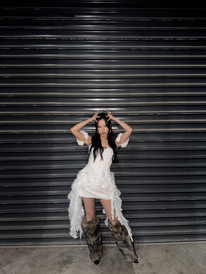 黄龄今日份营业写真，白裙配长筒靴真美啊