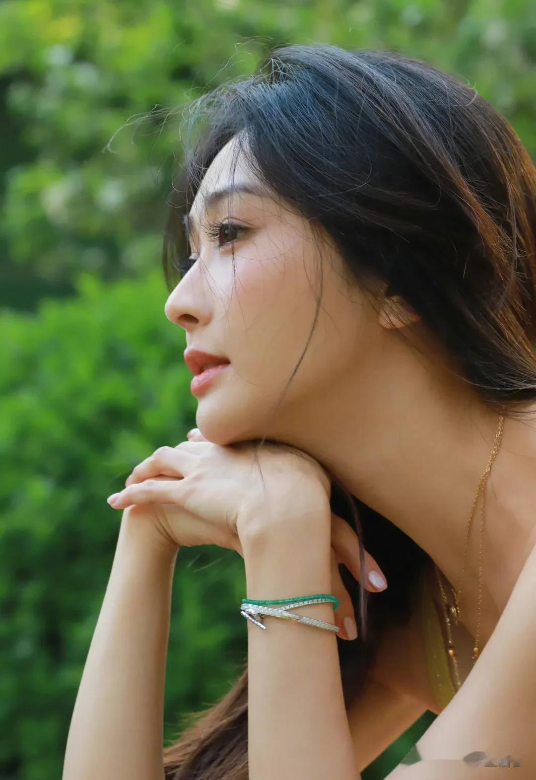 陈冰这组户外照赢麻了！漫不经心碎发+温柔裙，越看越上头