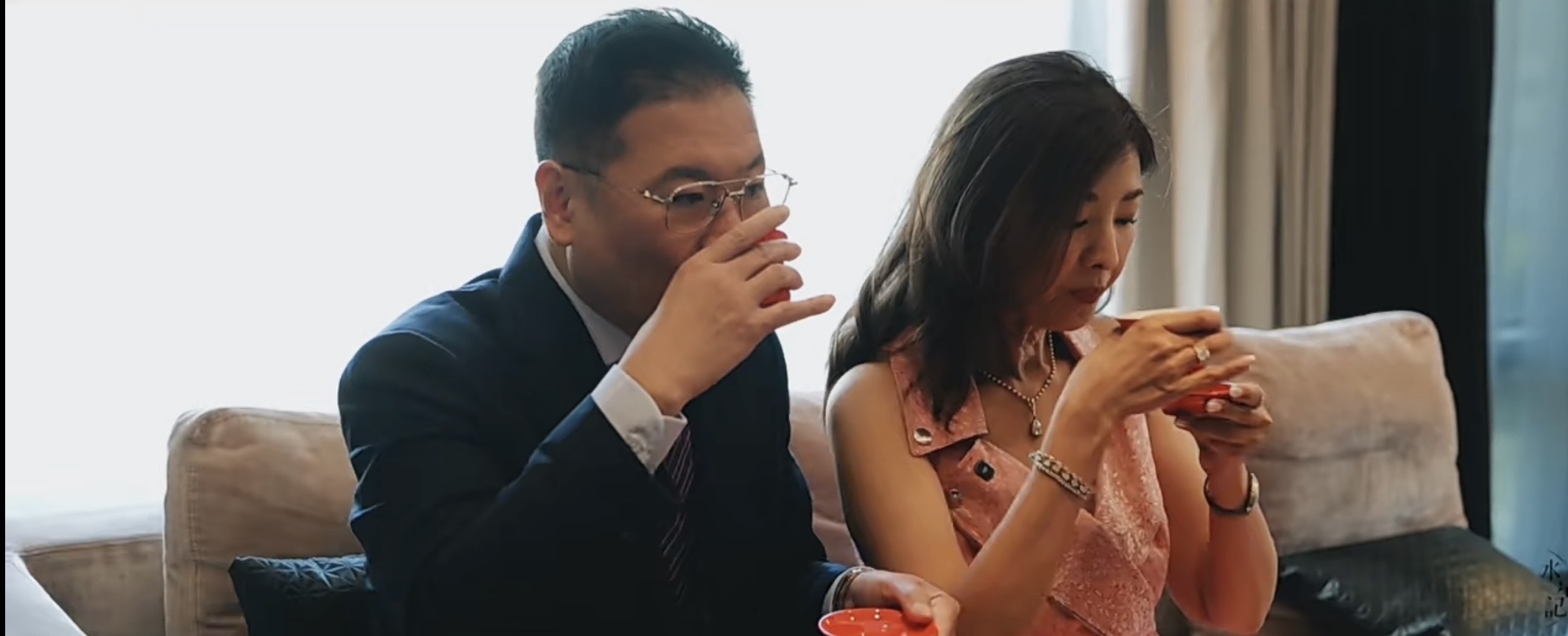 李嘉欣姐姐在上海参加继子婚礼，被敬茶笑不拢嘴，15岁儿子罕露脸