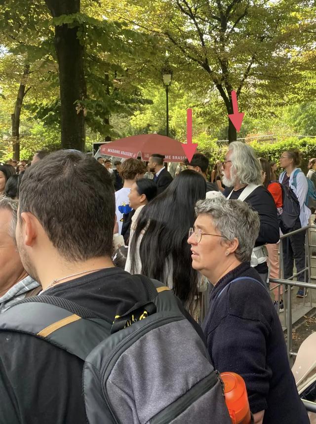 张纪中带孩子到法国旅游，亲自背着小女儿，杜星霖脸色憔悴状态差