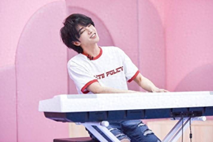 口无遮拦！华晨宇言论事件仅1天，周深被牵连，娱乐圈舆论起风波