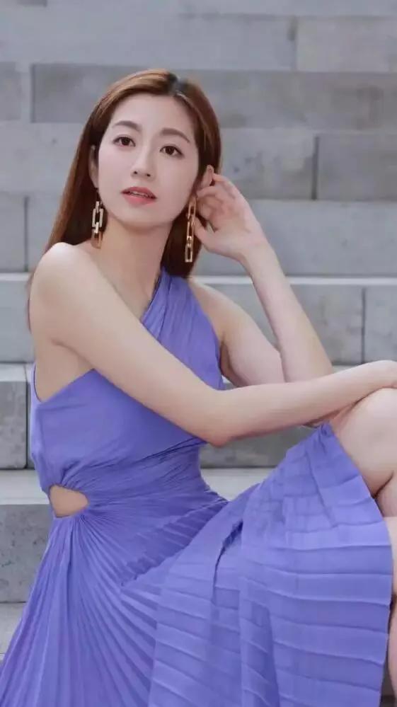 王信浩和陈自瑶的女儿公开恋情，她才13岁，她长得和妈妈很像！