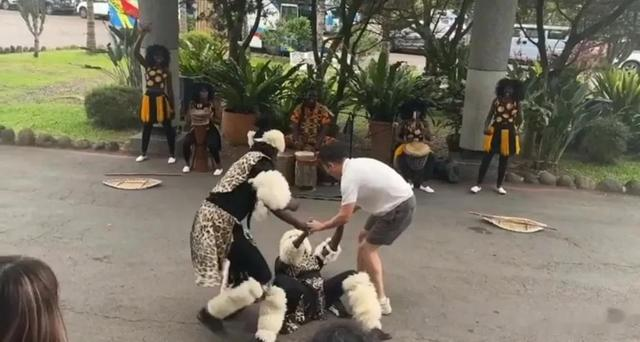 汪小菲与孩子的一次出行，竟然又在小玥玥身上看到了故人之姿！