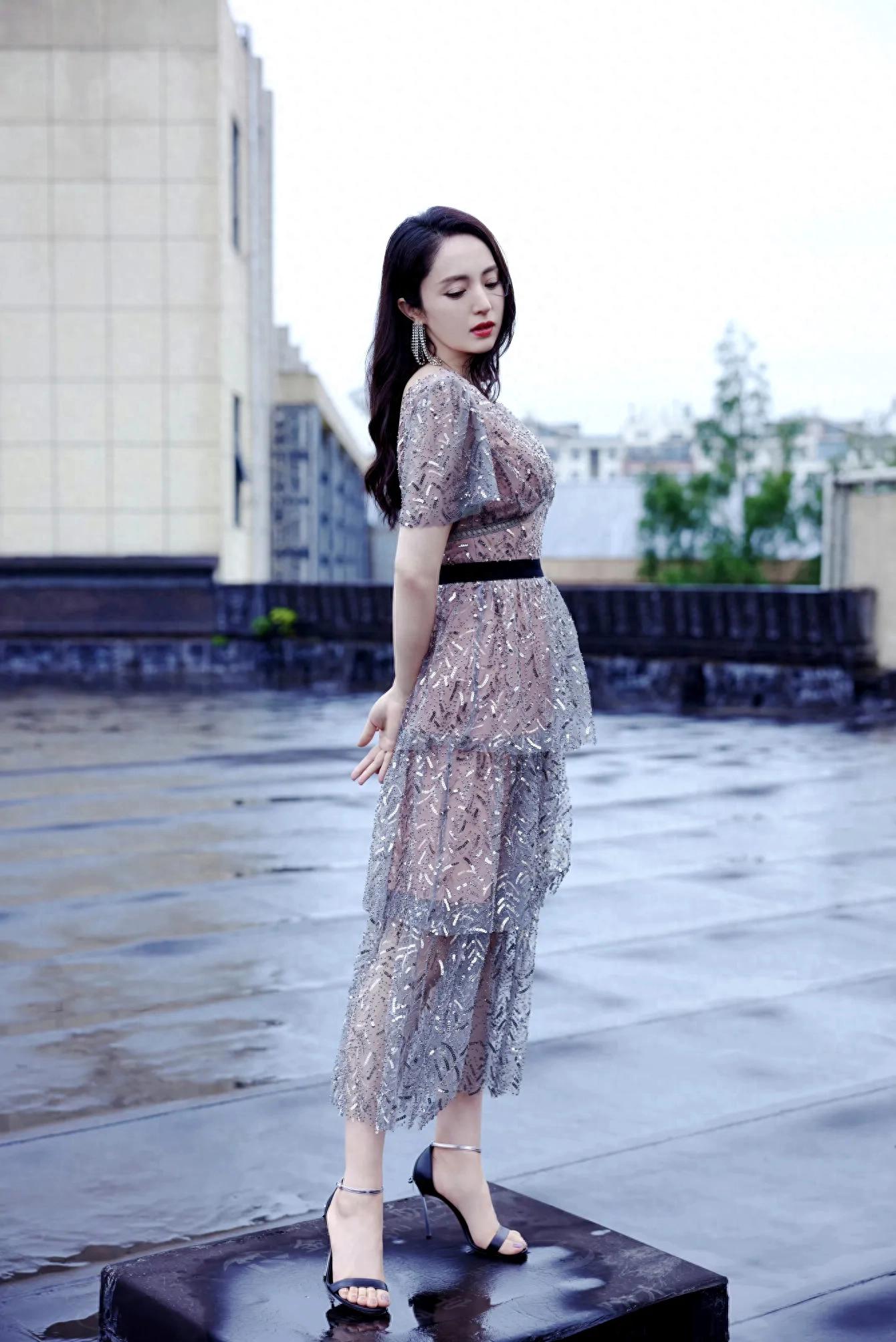 董璇，熟美微透连衣裙，尽显魅力女人气质