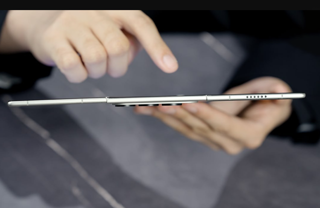 继华为之后,传音再出一款三折叠手机,但设计有所不同!