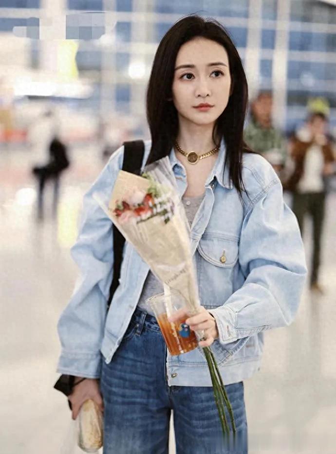 王鸥机场私服真时髦！穿牛仔外套+阔腿裤，减龄又高级！