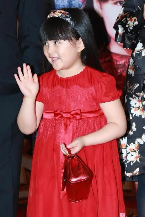 王岳伦送女儿开学!15岁王诗龄走老钱风却很显老,衣品还不如爸爸