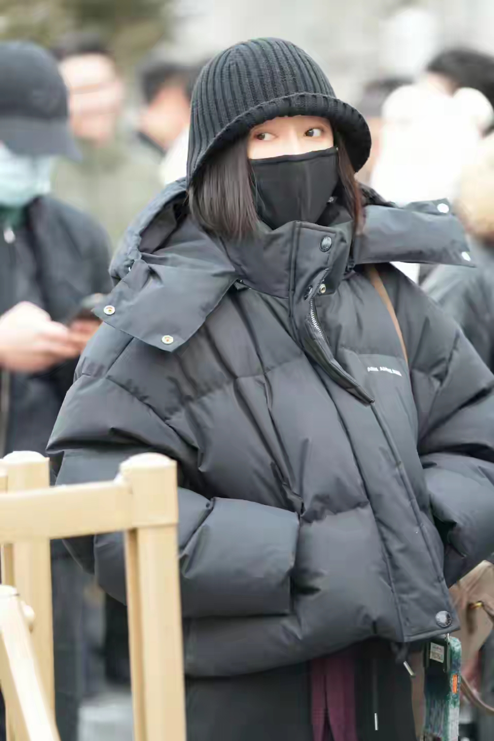 机场偶遇秦岚，素颜现身本人好可爱，脸上发福46岁身材依旧完美