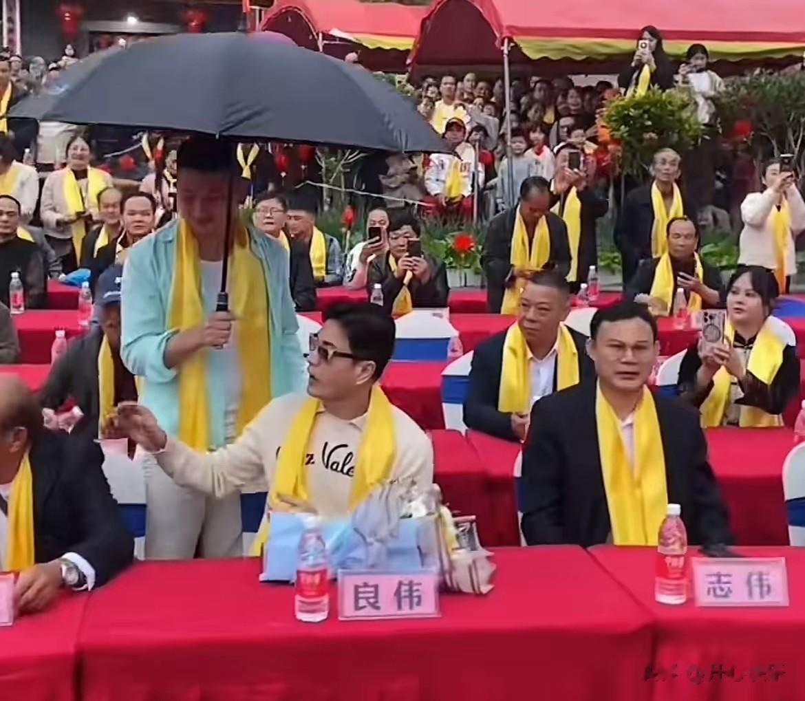68岁吕良伟父子回陆川祭祖！开劳斯莱斯倍有面，因生于越南惹争议
