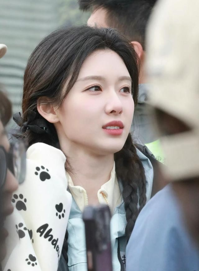 她比孙千小,比向涵之、李纯漂亮,如今《大生意人》凭借讨喜出圈