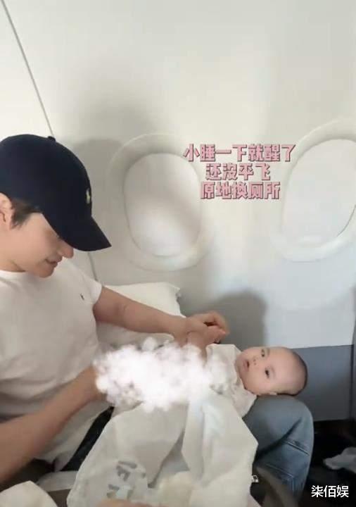 张檬一家三口去香港，机场头上盖大块布给儿子喂奶，狼狈却很温暖