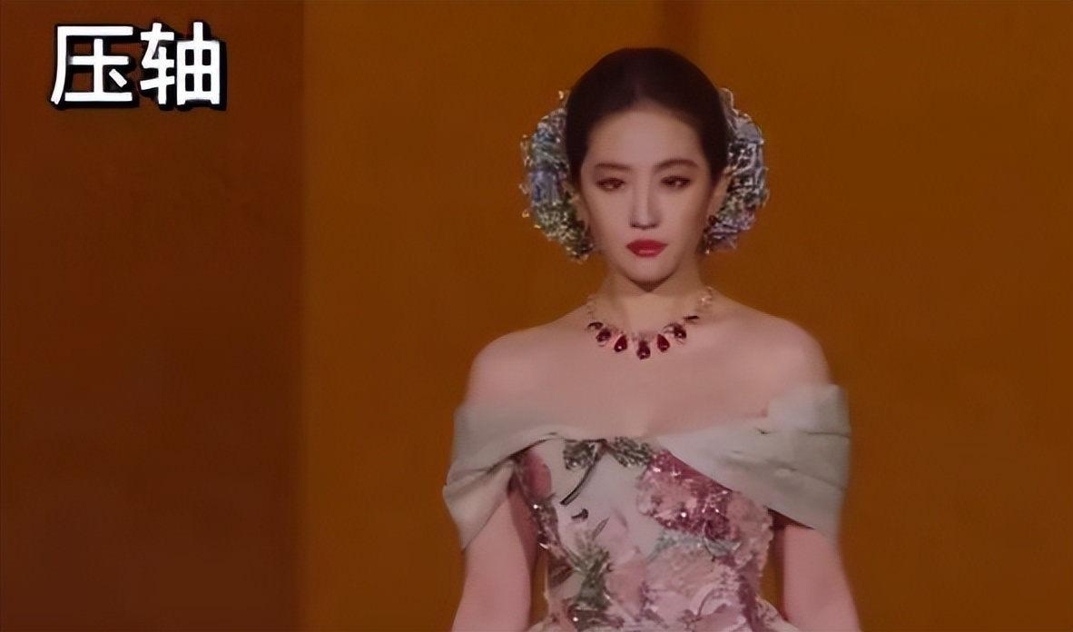 眼神都懒得给对方，杨幂刘亦菲现场“明争暗斗”，尴尬的却是唐嫣