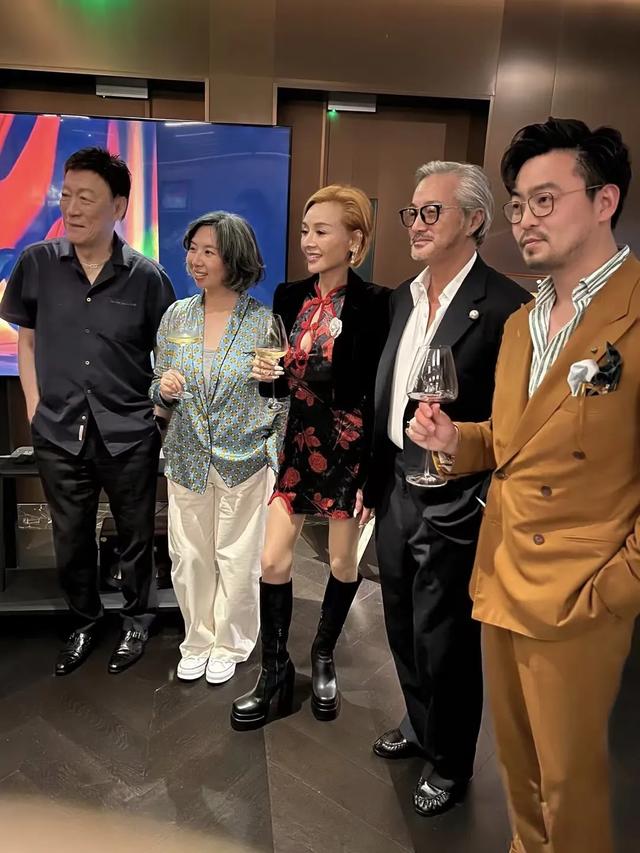 59岁叶子楣现身广州，穿旗袍去吃晚宴，风韵柔存，和几位男士畅饮