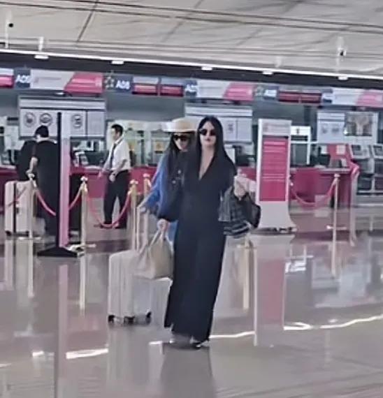 王诗龄晒度假照，享受父母独宠令人羡慕，吃甜品逛美术馆状态松弛