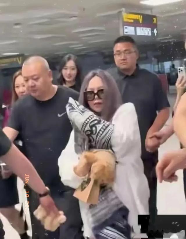 机场碰到52岁张惠妹,她打扮低调。真人个子不高,也没网传那么胖