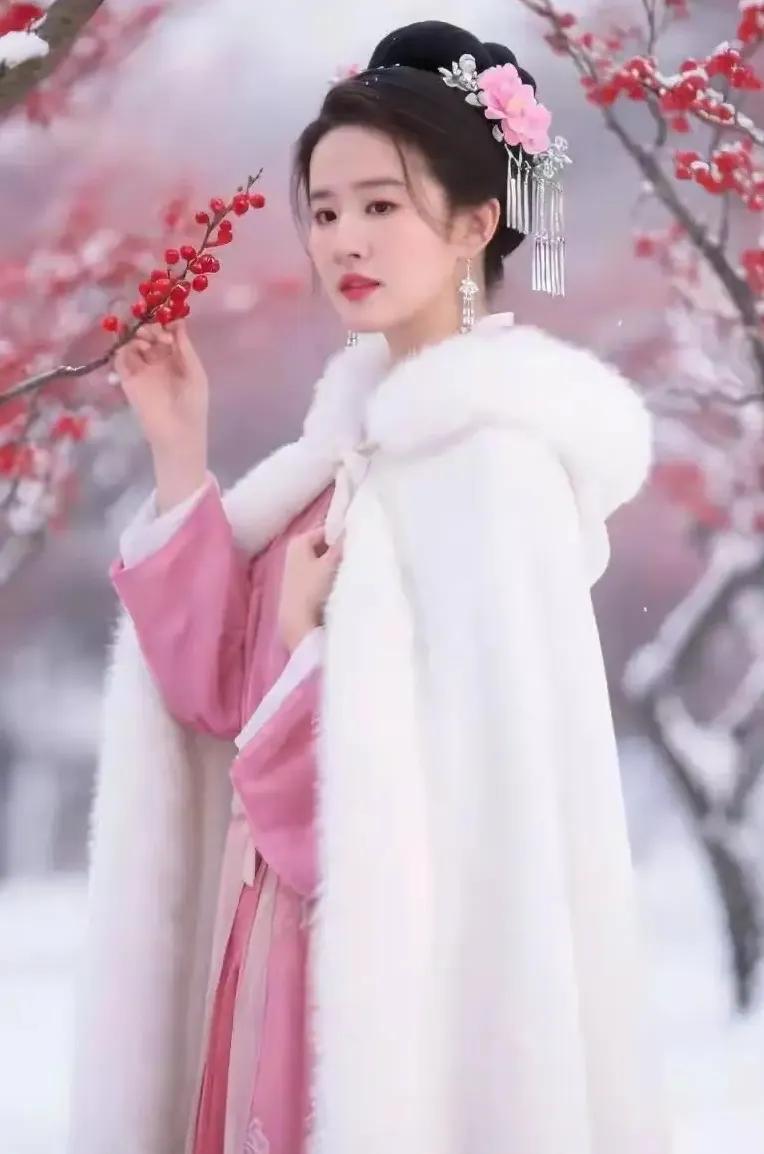 刘亦菲雪中踏梅一幕封神！这才是内娱古装天花板，一眼沦陷