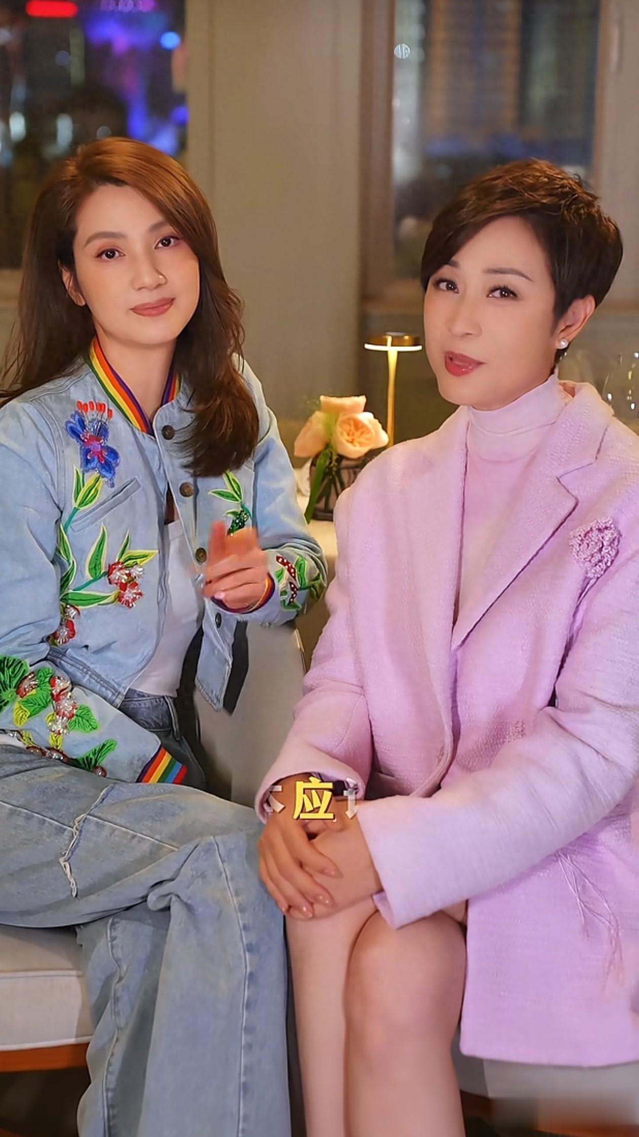 54岁洪欣与58岁陈法蓉同框！一个干练利落，一个温柔知性，美晕了