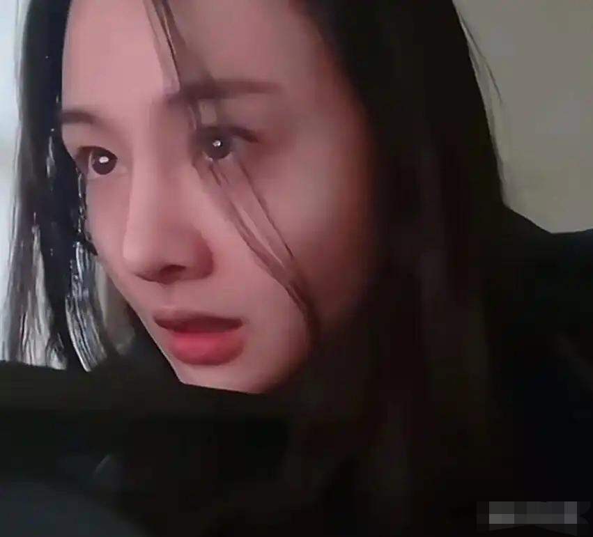 郑爽罕见分享正脸照，四年异乡生活，她身材消瘦发量堪忧财务告急