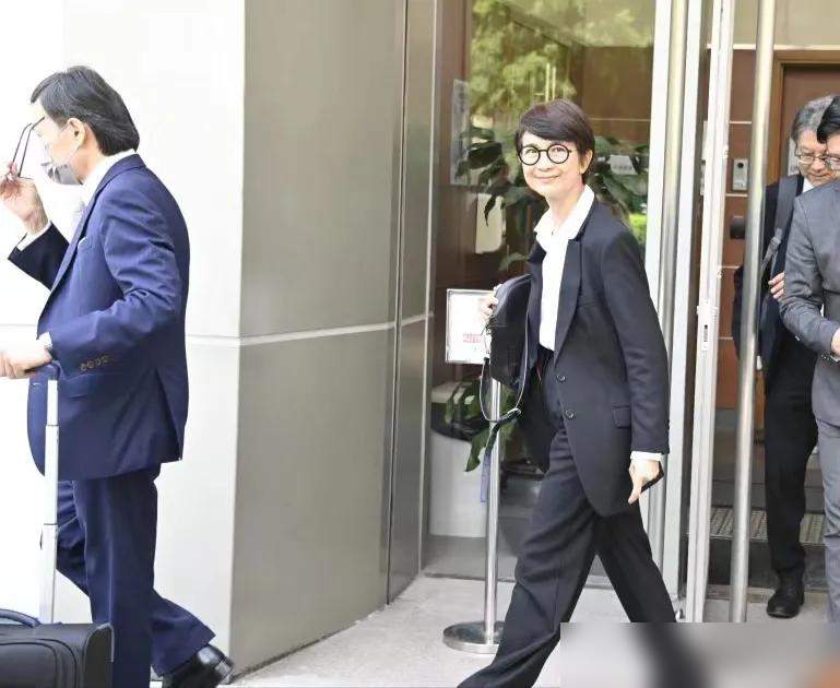 TVB知名主持现身聚会,当年主持颁奖礼惹争议,曾帮曾志伟打官司