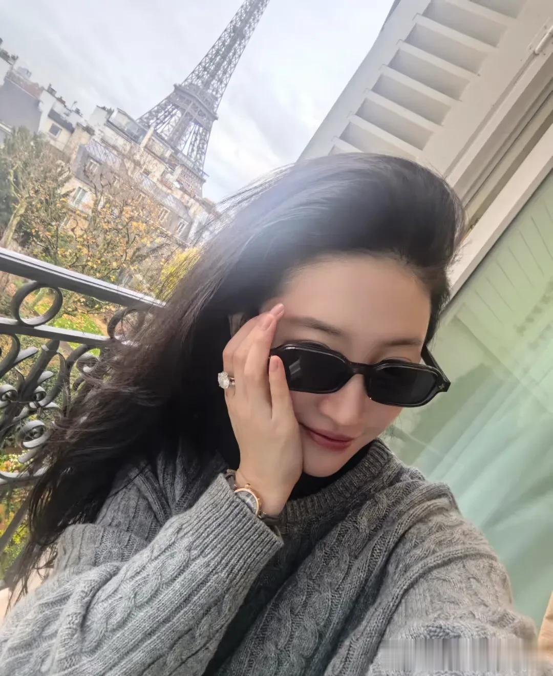 刘亦菲晒工作碎片照，又上身lululemon和LV，素颜真的美成了18岁