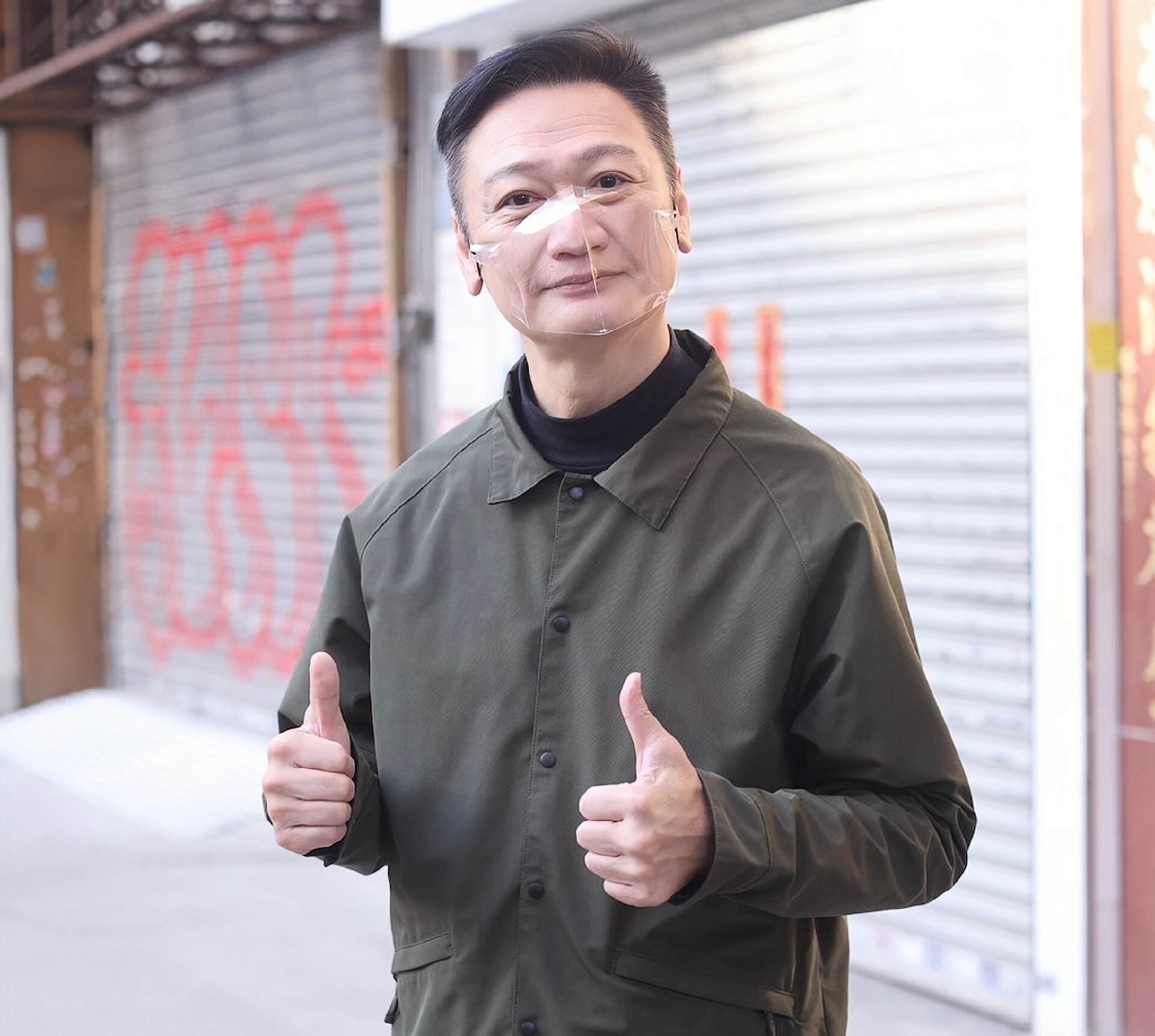 61岁陶大宇携新婚妻子看演唱会,主动搂太太肩膀秀恩爱很是幸福