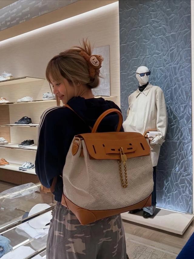 Lisa和LV三公子共赴浪漫晚餐,她戴Labubu发抓好看,她的猫很胖!