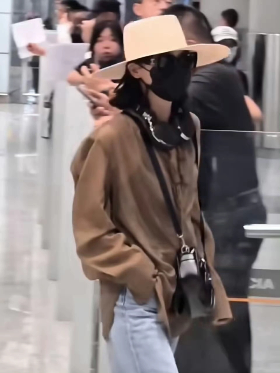 辛芷蕾获奖回国现身机场，身上挂一堆东西，该说不说这身穿搭好酷