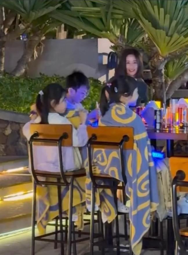 颖儿三亚酒店吃早餐！一大桌没吃两口就去找女儿，度假风穿搭好美