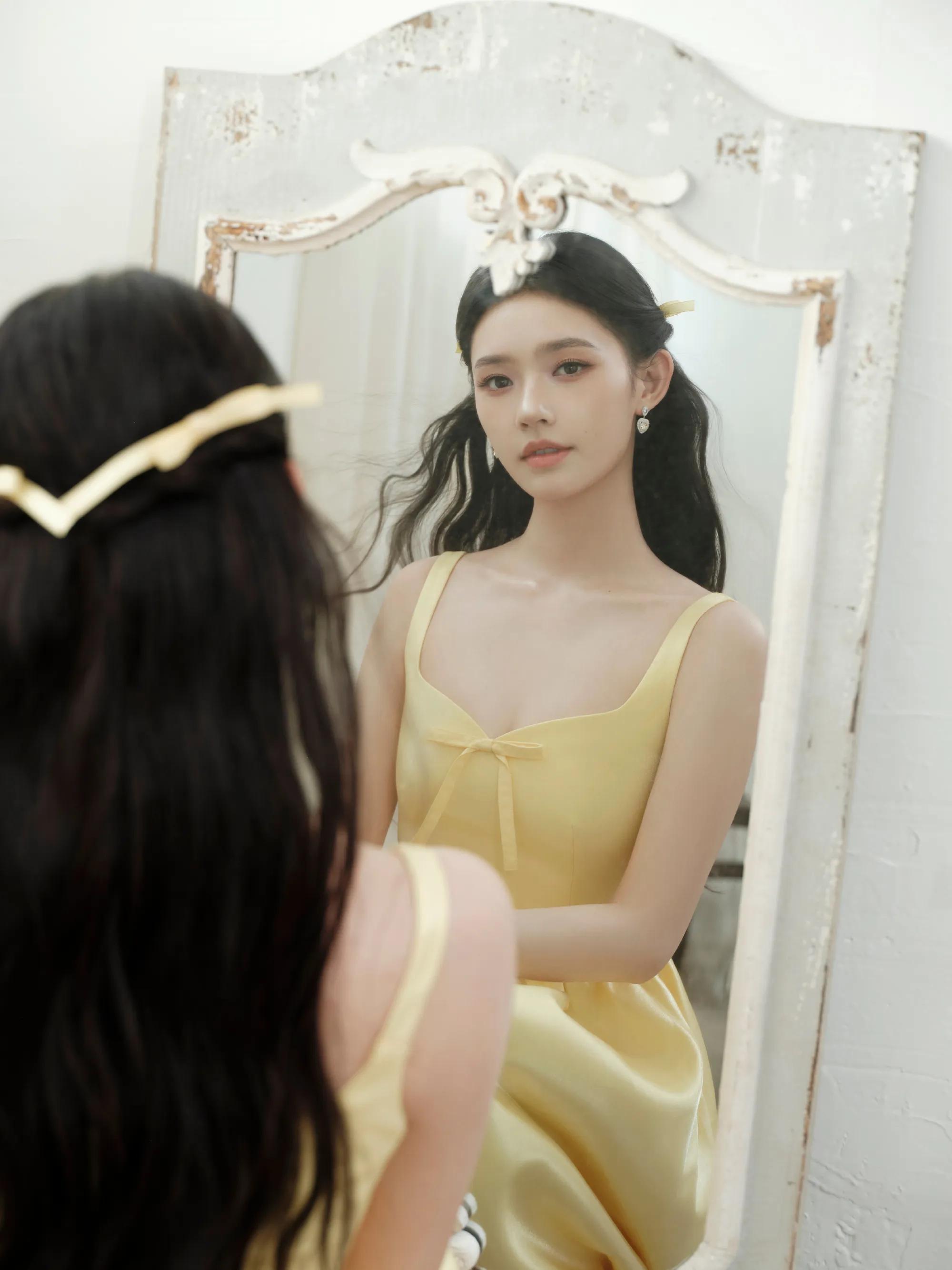 林允现身某活动，穿黄色长裙本人好漂亮，白到发光的存在状态超好