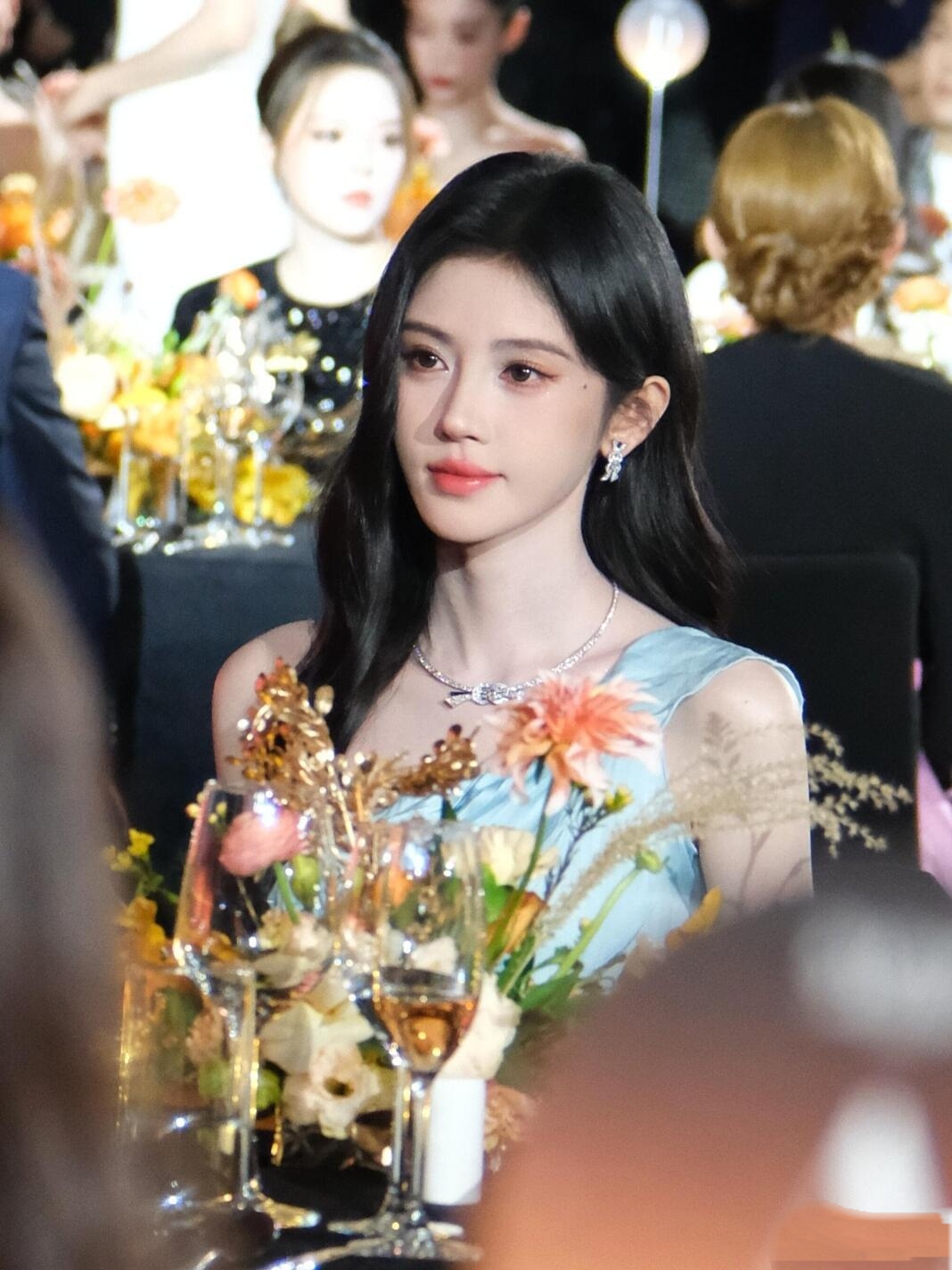 鞠婧祎全球首戴、时尚芭莎珠宝盛典晚宴生图美出天际