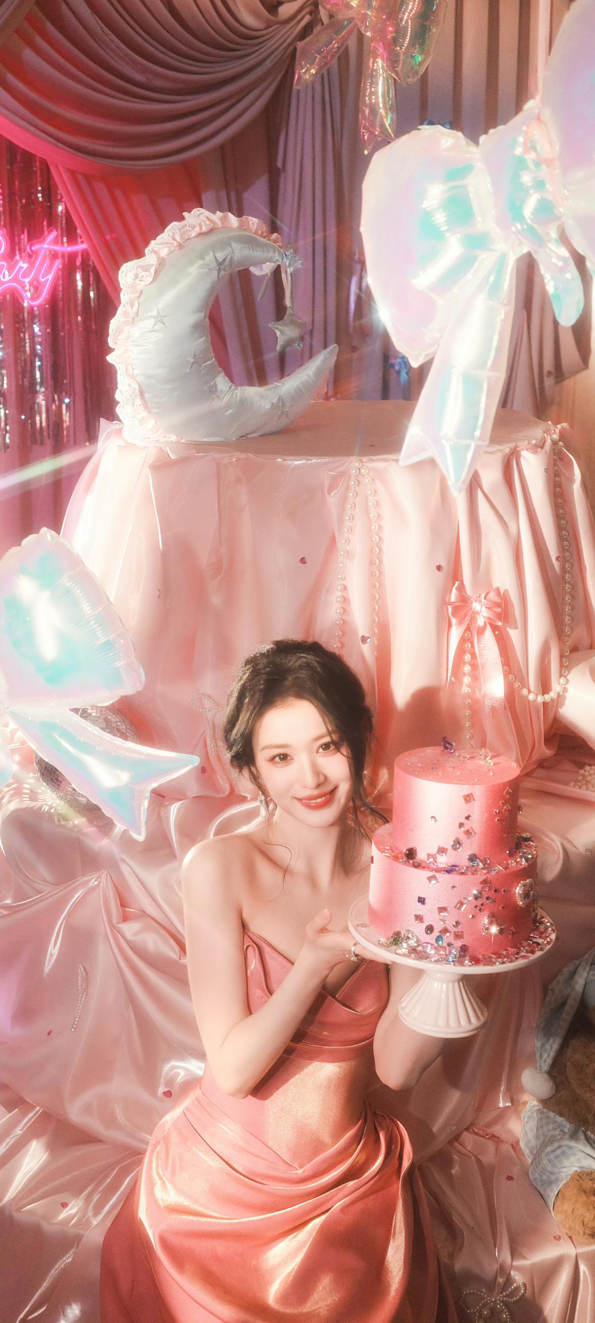 王楚然:粉色&绿色的礼服真好看,一身休闲装,也这么好看么?