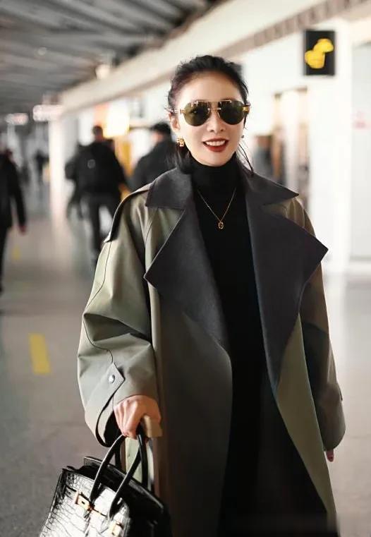 高叶机场私服真会穿!军绿色风衣+阔腿裤,时髦又高级!