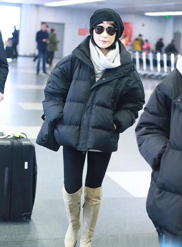 54岁俞飞鸿真会赶时髦！黑色羽绒服+修身裤+长筒靴，洋气又高级！