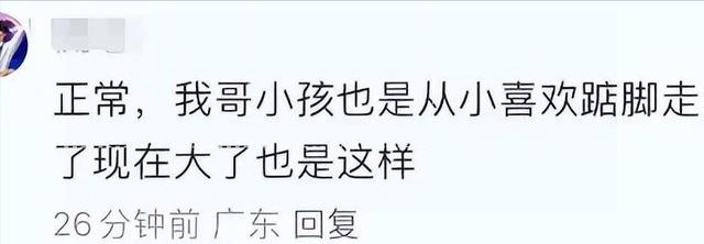 汪小菲带着儿子公园散步，很温馨和谐，网友称：汪希箖走路有点怪