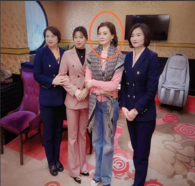 58岁宋祖英生活曝光：北京安家，体态富态且容颜依旧